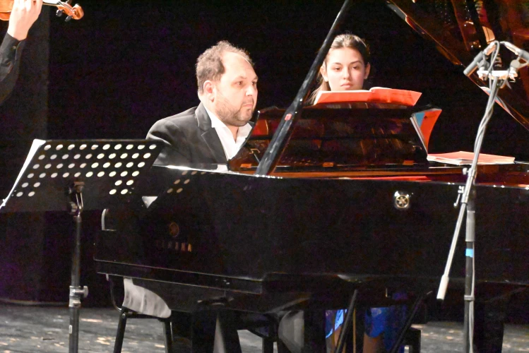 Концерт на цигуларя Светлин Русев и диригента Вахан Мардиросян